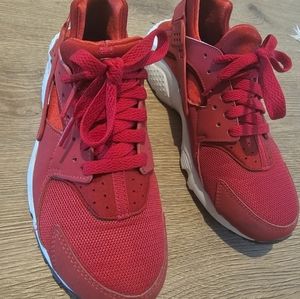 Youth huaraches  size 6Y